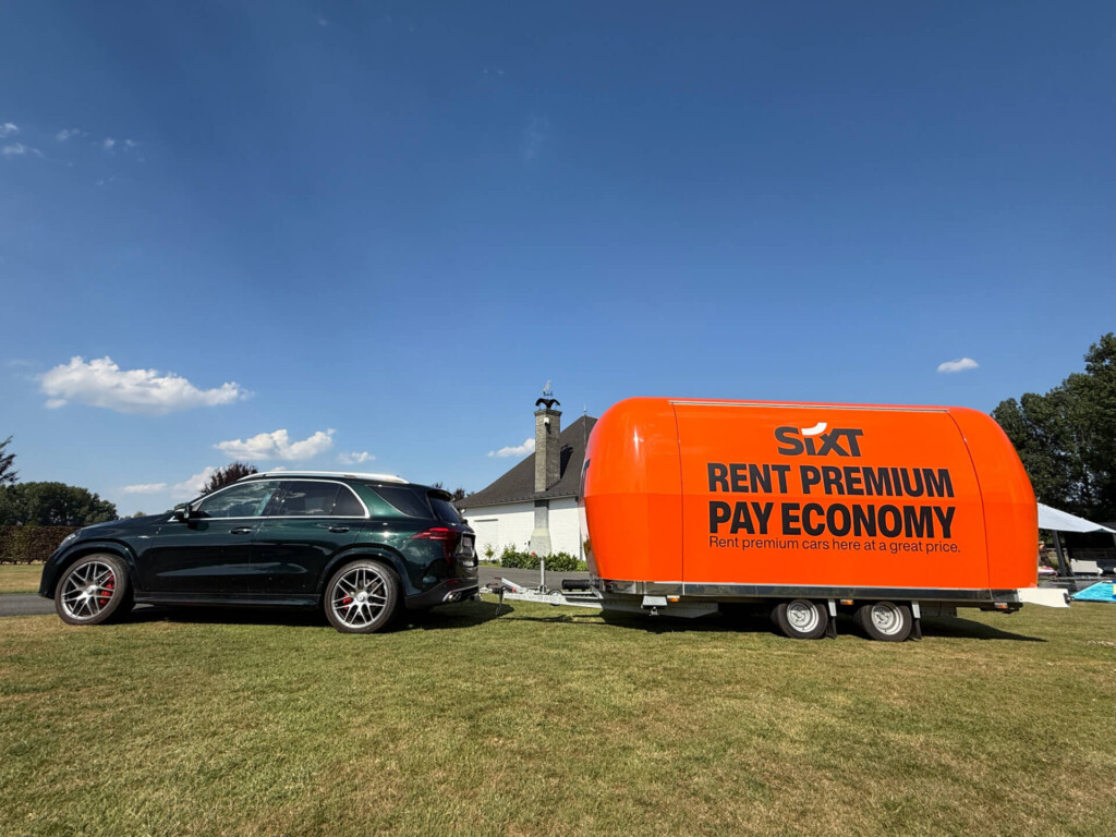 xtreme concepts roadshow sixt 3 Vollständig gebrandetes Sixt-Mietbüro im Promostreamer